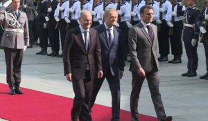 Scholz, Macron et Tusk assistent à une cérémonie d'honneurs militaires à Berlin