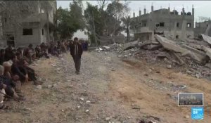 Des Palestiniens au milieu de décombres après un bombardement israélien à Rafah