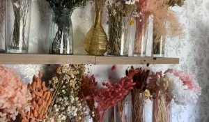 Près de Calais, Marine crée des bouquets et des couronnes de fleurs séchées