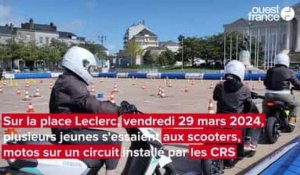 VIDÉO. À Angers, les CRS sensibilisent les jeunes à la sécurité en deux roues