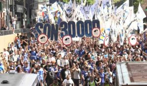 Une ONG de jeunes défile 48 ans après le coup d'État en Argentine