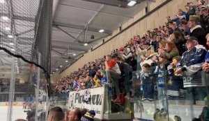 Hockey sur glace : échange entre supporters et joueurs de Dunkerque après la victoire face à Strasbourg