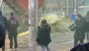 Les agriculteurs déversent du fumier devant les policiers