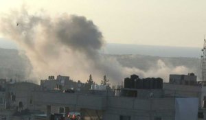De la fumée s'élève après des frappes sur Rafah à Gaza