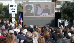 Des Israéliens regardent une cérémonie française en hommage aux victimes du 7 octobre