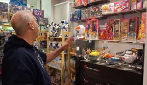 Pascal, gérant de World toys à Marche-en-Famenne, nous fait visiter son magasin dédié aux jeux et jouets vintage.
