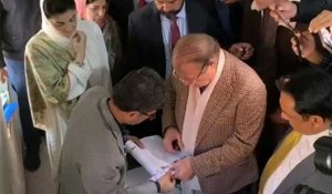 Pakistan : l'ex-Premier ministre et favori des élections Nawaz Sharif s'apprête à voter