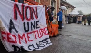 Manifestation contre une fermeture de classe à Autrêches (Oise)