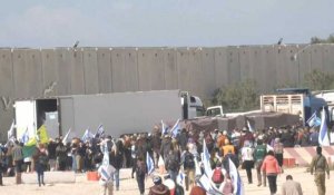 Des manifestants israéliens tentent de bloquer des camions d'aide pour Gaza à Kerem Shalom