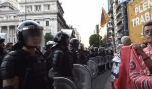 Manifestation devant le Congrès argentin qui débat du paquet de réformes de Milei