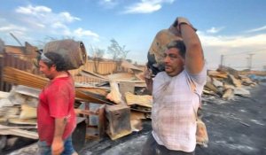 Des habitants enlèvent les débris laissés par les incendies meurtriers au Chili