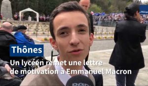 Haute-Savoie : un lycéen remet sa lettre de motivation et son CV à Emmanuel Macron