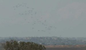 De l'aide est larguée au-dessus de Gaza, vue d'Israël