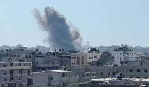 De la fumée se dégage de Jabaliya au nord de Gaza après une frappe