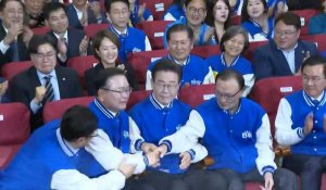 Corée du Sud: applaudissements de l'opposition qui regarde les sondages à la sortie des urnes