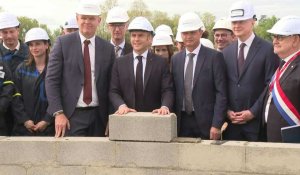 Emmanuel Macron pose la première pierre d'une usine de poudre pour obus