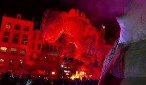 Mons: le dinosaure du Nouveau Monde  a marché  sur la  foule .Vidéo Éric  Ghislain