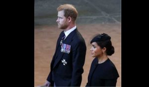 Funérailles d’Elisabeth II : les tendres gestes du prince Harry pour soutenir Meghan Markle