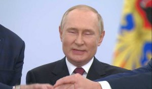 Poutine et les leaders séparatistes se donnent la main en scandant "Russie !" après la signature