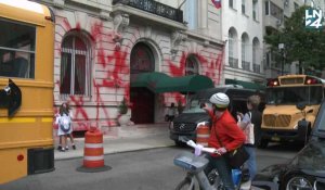 La façade du consulat de Russie à New York vandalisée à la peinture rouge