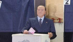 Italie : Silvio Berlusconi, chef du parti "Forza Italia", vote aux législatives