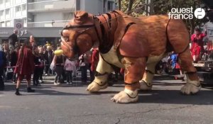 VIDEO. Le nouveau géant de Royal de luxe, Bull machin, enflamme Villeurbanne