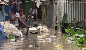 Philippines: rues et maisons inondées après le passage du typhon Noru