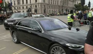 Le président brésilien Bolsonaro arrive à Londres avant les funérailles de la reine Elizabeth