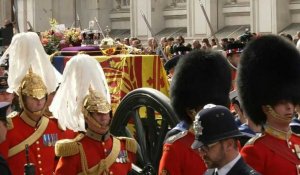Le cercueil de la reine Elizabeth II en chemin vers Whitehall