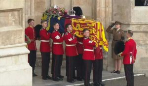 Le cercueil de la reine Elizabeth II quitte l'abbaye de Westminster