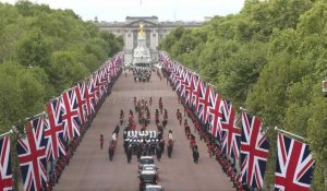 Le cercueil de la reine s'approche du palais de Buckingham avant son dernier voyage vers Windsor