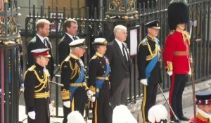 Les membres de la famille royale quittent l'abbaye de Westminster