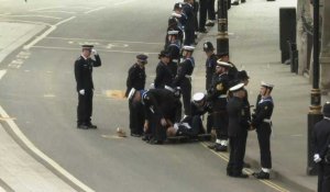 Un marin s'évanouit devant l'abbaye de Westminster avant les funérailles de la reine