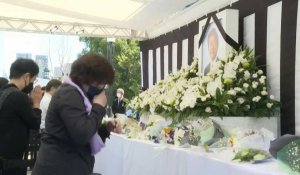 Des Japonais déposent des fleurs pour rendre hommage à Shinzo Abe avant ses funérailles nationales