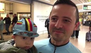 Le journaliste Arnaud Gabriel avec son fils pour accueillir Remco Evenepoel à l'aéroport de Zaventem