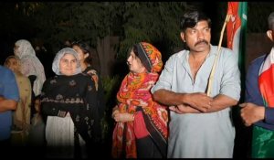 Pakistan: des centaines de partisans d'Imran Khan se rassemblent devant l'hôpital