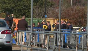 USA : des policiers et agents du FBI devant le supermarché où un employé a tué six personnes