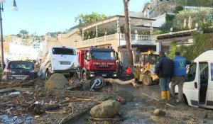 Début des opérations de nettoyage sur l'île italienne frappée par un glissement de terrain