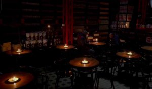 Ukraine: un restaurant éclairé à la bougie et les rues plongées dans l'obscurité à Lviv