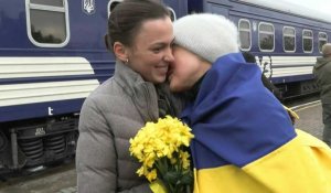 "Enfin libres!": des familles ukrainiennes réunies à la réouverture de la gare de Kherson