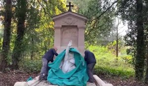 Les agents de la municipalité bâchent la tombe de Jules Verne pour l’hiver