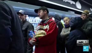 Ukraine : files d’attente massives devant un supermarché à Kherson