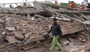 Après le séisme, la recherche des survivants