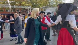 Le maire de Dunkerque, Patrice Vergriete, s'est pris à la dance folklorique  alsacienne
