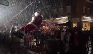 Le père Noël est descendu du beffroi de Bergues sans encombre malgré la pluie
