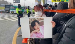 Corée du Sud : les fans de BTS réunis devant la base où Jin doit débuter son service militaire