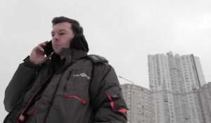 Coupures d'électricité: les ascensoristes de Kiev au secours des habitants pris au piège