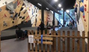 Valentine teste l’escalade à la salle Atome d’Annecy