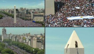 Des milliers d'Argentins attendent le début de la parade de la victoire à Buenos Aires