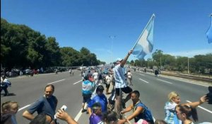 Les supporters attendent le bus de l'équipe d'Argentine pour la parade de la victoire